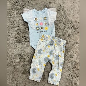 Monkey bars two piece daisy set. 3-6 months.